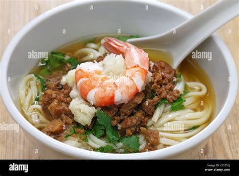  Danzai Noodles: A Symphony of Silky Slivers and Umami-Rich Broth!