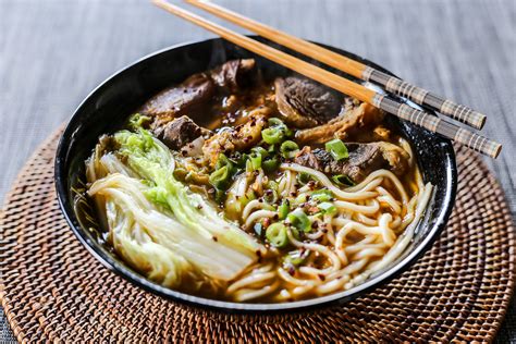 Lanzhou Beef Noodles:  Aromatic Broth Meets Textured Noodles for a Soul-Satisfying Experience!