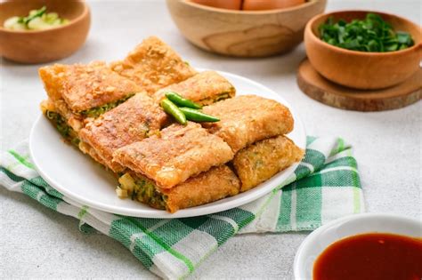  Martabak Telur: A Mouthwatering Medley of Savory Goodness and Sweet Indulgence!