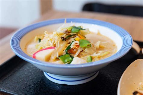  Nagasaki Champon:  A Hearty Japanese Noodle Soup Bursting with Umami Flavors and Delicate Seafood Textures!