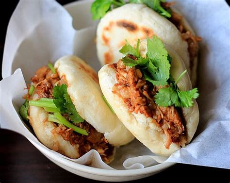  Rou Jia Mo: Savory Shredded Pork Filling Meets Pillowy Soft Flatbread for a Baoji Culinary Delight!