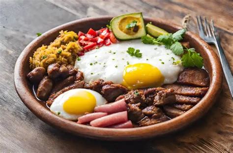 Bandeja Paisa? A Symphony of Savory Indulgence and Comfort Food Bliss!