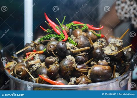  Fangchenggang City's Steamed Snails with Chili Sauce: Can This Exquisitely Aromatic Seafood Delicacy Really Transport You to Coastal Paradise?