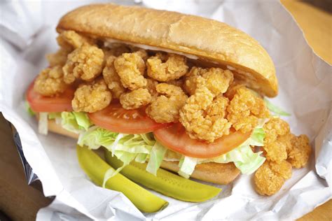  Fried Shrimp Po'Boys: A Symphony of Crispy Delight and Tangy Southern Charm!