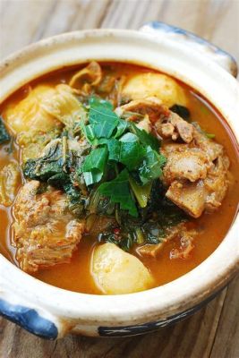 Gyeongsan Gamja-Tang: Savory Broth and Melt-in-your-Mouth Potatoes Combine for a Soul-Satisfying Korean Stew Experience!