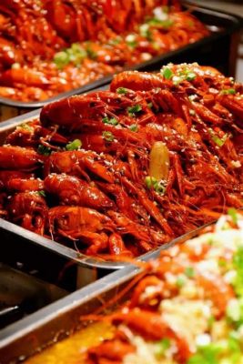  Huangshi Spicy Crayfish:  A Symphony of Chili Heat and Fresh Water Delights?