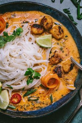  Khao Soi: A Symphony of Creamy Coconut Curry and Crunchy Fried Noodles