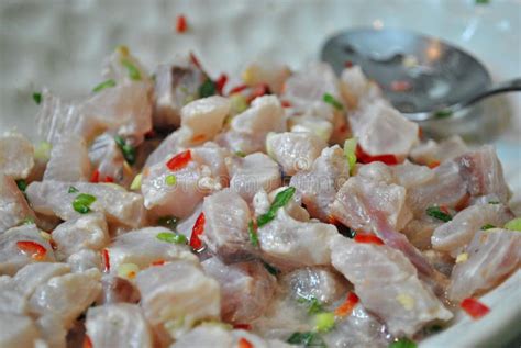 Kinilaw! A Vibrant Dance of Tart Citrus and Delicate Raw Fish