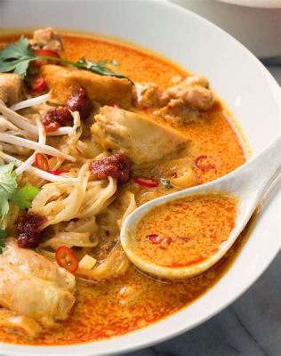  Laksa Johor: A Creamy Coconut Curry Soup Symphony with Explosive Chili Notes!