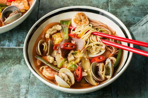  Mulhoe? A Refreshing Symphony of Spicy Seafood Broth and Cool Noodles in Quilt