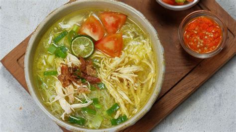   Soto Ayam Ambengan:  A Soul-Soothing Broth Bursting with Aromatic Spices and Tender Chicken!