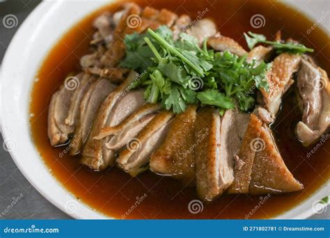  Spicy and Savory Steamed Duck With Wild Herbs: A Culinary Symphony That Transports Your Taste Buds To The Ancient Hills Of Chenzhou!