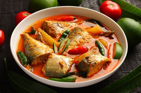  Spicy Keralan Fish Curry: A Symphony of Tangy Coconut Milk and Fiery Spices that Explodes on Your Palate!