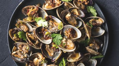  Steamed Clams with Ginger and Scallions: Can This Simple Dish Capture the Essence of Maoming Cuisine?