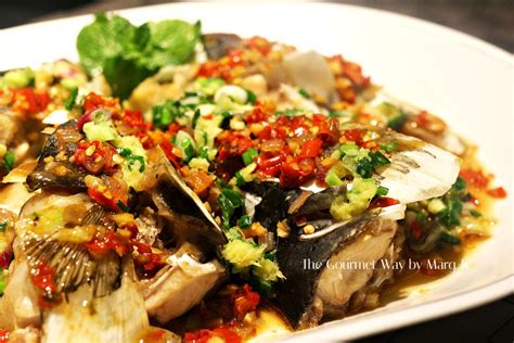  Steamed Fish Head With Chopped Chili Peppers: A Culinary Symphony Where Umami Meets Fiery Spice!