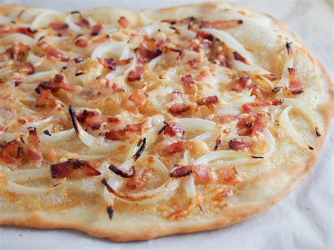  Tarte Flambée: A Crispy Delight Marrying Creamy Abundance and Smoky Char